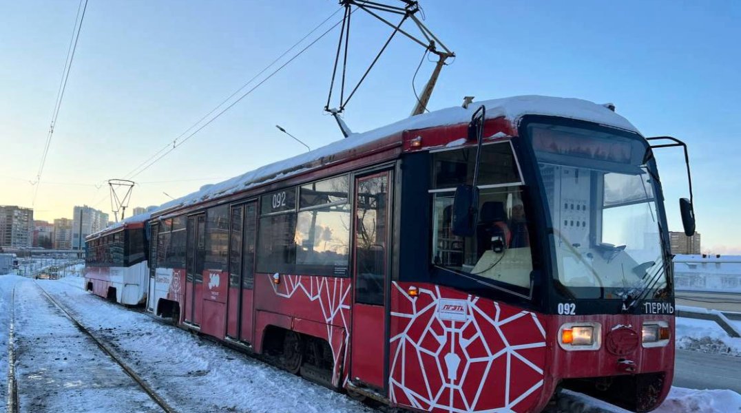 В районе автовокзала Перми машина протаранила трамвай